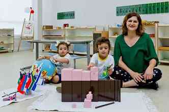 Ana Amlia Rigotto, diretora pedaggica da Escola Montessori, com as crianas Clara Gomes e Duda Resende: 