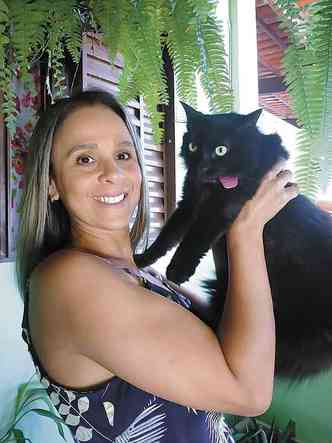 A protetora Alexandra Silva (na foto, com a gata Amora) sabe bem como  a dor de perder um bichinho que fugiu e jamais foi encontrado: 