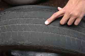 TWI  o principal indicador de que o pneu est na hora de ser substitudo. Muitos motoristas aguardam a ausncia completa de frisos para fazer a troca, mas isso coloca em risco a segurana(foto: Continental/Divulgao)