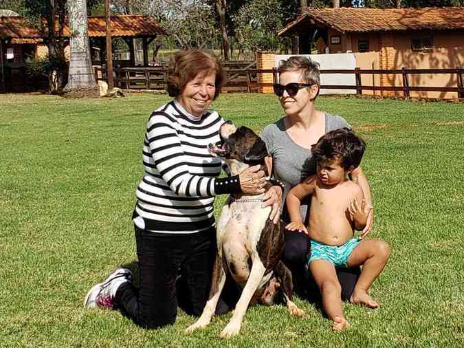 A mdica Adriana Camarano, com a me, Maggy, o filho, Pedro, e a boxer Luna: 