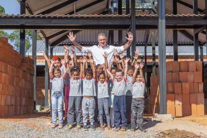 Com algumas crianças da creche mantida pela Assopoc, em Crucilândia: maior instituição de acolhimento do estado, com unidades para idosos, pessoas entre 18 e 59 anos, menores de idade e um centro de equoterapia(foto: Vanda Medrado/Divulgação) Com algumas crianças da creche mantida pela Assopoc, em Crucilândia: maior instituição de acolhimento do estado, com unidades para idosos, pessoas entre 18 e 59 anos, menores de idade e um centro de equoterapia(foto: Vanda Medrado/Divulgação)