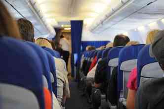 Uma dvida comum entre os passageiros  se os assentos das aeronaves realmente so flutuantes. Como mostra a especialista, as cadeiras so boias e possuem at certificado internacional(foto: Pixabay)