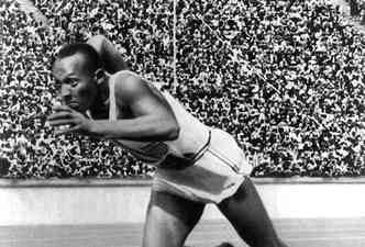 Nos jogos de Berlim, de 1936, o corredor americano Jesse Owens cala Hitler e o estdio cheio de nazistas ao faturar trs medalhas de ouro(foto: YouTube/History Channel/Reproduo)