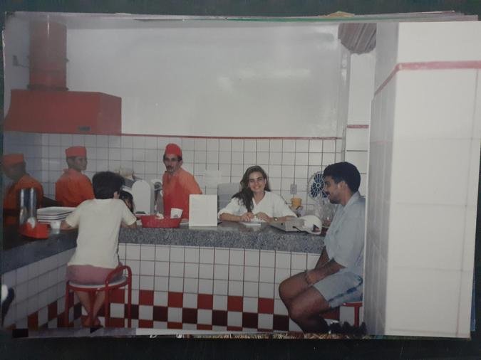 O balcão do Dom Pastel, onde tudo começou, em 1989: Daniela (na foto) cuidava das receitas, enquanto Afrânio lidava com a administração do negócio, divisão que se mantém até hoje nas casas do grupo(foto: Arquivo pessoal ) O balcão do Dom Pastel, onde tudo começou, em 1989: Daniela (na foto) cuidava das receitas, enquanto Afrânio lidava com a administração do negócio, divisão que se mantém até hoje nas casas do grupo(foto: Arquivo pessoal )