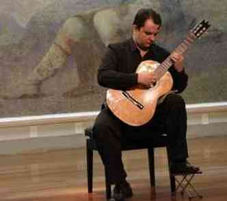 (foto: O violonista Celso Faria  um dos convidados do projeto Manhs Musicais, em BH)