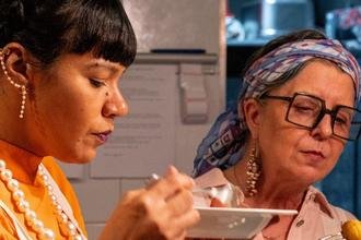 Jantar a quatro m�os re�ne Agnes Farkasvolgyi e S� Marina na Casa da Agnes