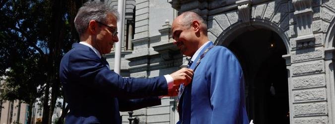 Mateus Sim�es foi empossado pelo Poder Legislativo tamb�m na manh� de domingo na ALMG(foto: Dirceu Aur�lio / Imprensa MG)