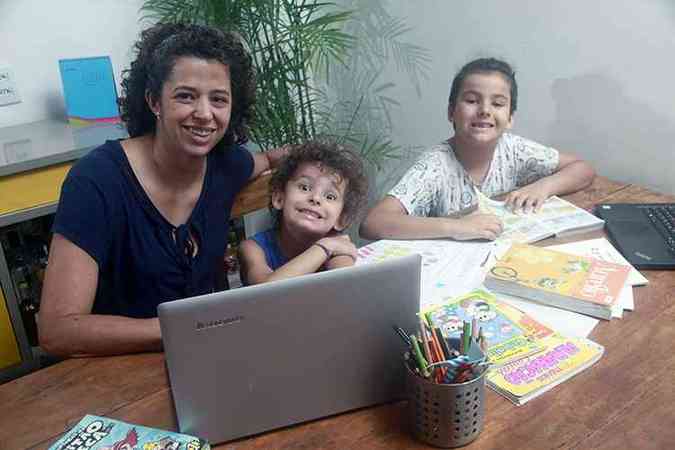 A advogada Elaine Mendes, com os filhos Jorge Ramos, de 7 anos, e Santiago, de 5: 