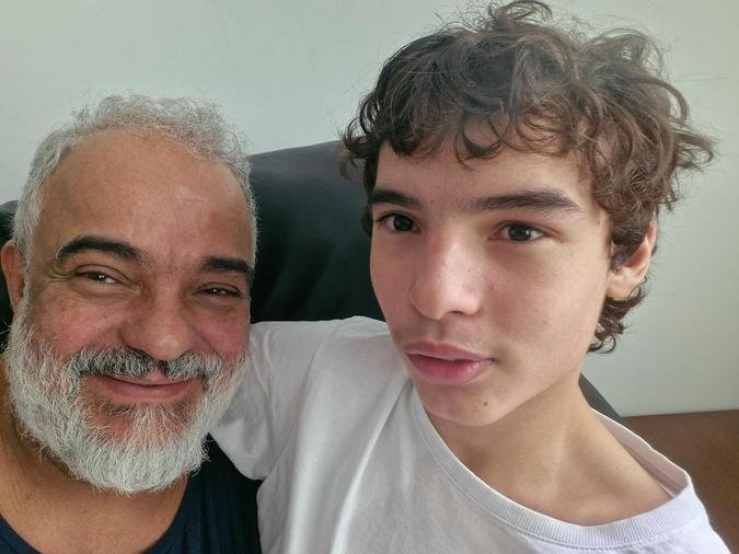 Leandro Ramires, m�dico oncologista e estudioso da cannabis medicinal h� quase duas d�cadas, ao lado do filho, Ben�cio(foto: Arquivo Pessoal)