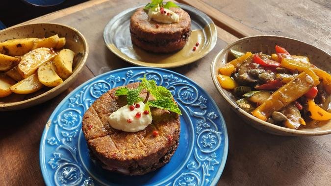 O restaurante trabalha com um menu fixo, com entrada (Mezze, com pratos como hummus, babaganush e kibe), prato principal e sobremesa (foto: Divulgação) O restaurante trabalha com um menu fixo, com entrada (Mezze, com pratos como hummus, babaganush e kibe), prato principal e sobremesa (foto: Divulgação)