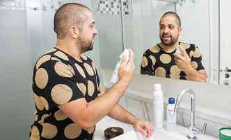 O relaes pblicas Phillip Martins usa o produto como opo para aliviar a pele no ps-barba. 