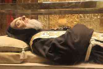 O corpo de So pio de Pietrelcina, ou Santo Padre Pio,  exibido na igreja de Santa Maria das Graas, em San Giovanni Rotondo, na Itlia(foto: Secretariadorainhadapazrj.blogspot.com/Reproduo)