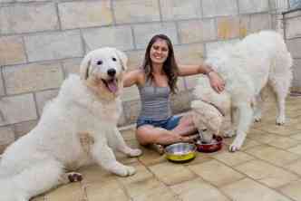 Alimentos crus aliados  suplementao foram a opo da biloga e terapeuta canina Liana Rizel Hieloch para seus pets: 