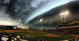 Apesar de parecer cena de um filme apocalptico, no foi apenas a nuvem incomum que interrompeu o jogo de beisebol nos EUA, e sim, a tempestade que se aproximava(foto: Instagram/Jennifer Alderman/Reproduo)