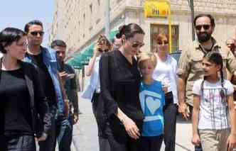 Angelina Jolie e Shiloh (centro) so fotografadas aps visitarem um campo de refugiados srios na Turquia em 2015(foto: Facebook/MOMGELINA-Jolie-Pitt-Kids-source/Reproduo)