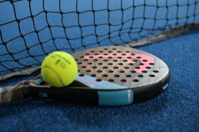 Uma mistura de tênis com squash, que usa paredes como parte integrante da disputa, o padel já conta com mais de 600 mil praticantes no país, segundo a confederação do esporte(foto: 4Set Arena/Divulgação) Uma mistura de tênis com squash, que usa paredes como parte integrante da disputa, o padel já conta com mais de 600 mil praticantes no país, segundo a confederação do esporte(foto: 4Set Arena/Divulgação)