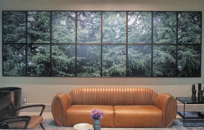 Quadro feito com fotos de folhas de cedro do Líbano, na recepção da Cedro Participações: fotógrafa e artista contemporânea paulista Alessandra Rehder foi para a terra dos antepassados de Lucas Kallas para produzir as imagens que depois foram recortadas e unidas por minúsculos alfinetes(foto: Pádua de Carvalho/Encontro) Quadro feito com fotos de folhas de cedro do Líbano, na recepção da Cedro Participações: fotógrafa e artista contemporânea paulista Alessandra Rehder foi para a terra dos antepassados de Lucas Kallas para produzir as imagens que depois foram recortadas e unidas por minúsculos alfinetes(foto: Pádua de Carvalho/Encontro)