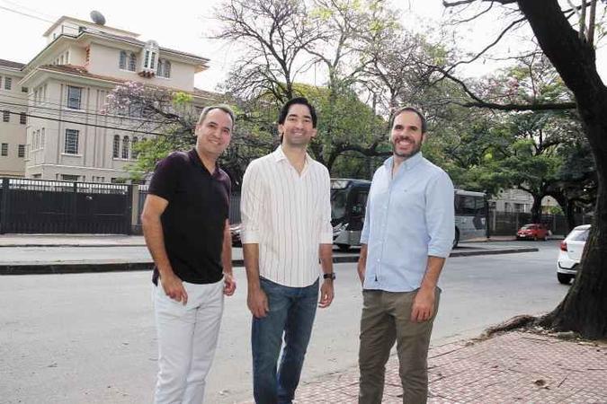 Os coproprietários e fundadores Rodrigo Fernandes Domingos, Paulo Ribeiro e Rommel Domingos, em frente ao casarão: mudanças necessárias para receber os alunos vão respeitar características históricas e exigências relativas ao tombamento(foto: Pádua de Carvalho/Encontro) Os coproprietários e fundadores Rodrigo Fernandes Domingos, Paulo Ribeiro e Rommel Domingos, em frente ao casarão: mudanças necessárias para receber os alunos vão respeitar características históricas e exigências relativas ao tombamento(foto: Pádua de Carvalho/Encontro)