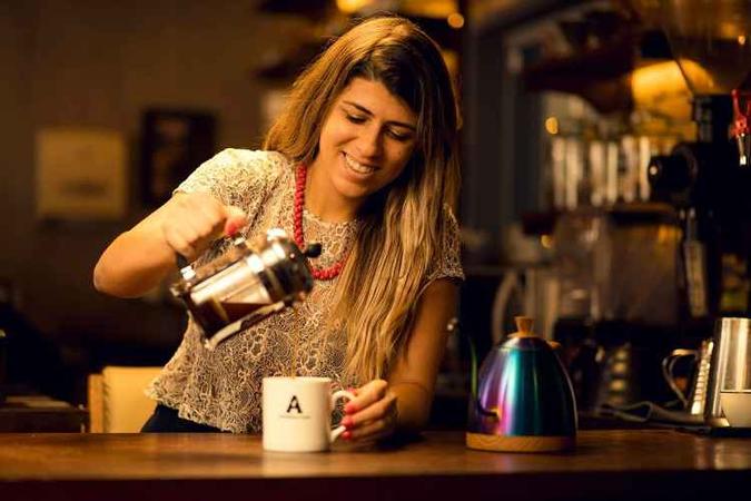 A barista Júlia Fortini, da Academia do Café, de Belo Horizonte(foto: Academia do Café/Divulgação) A barista Júlia Fortini, da Academia do Café, de Belo Horizonte(foto: Academia do Café/Divulgação)