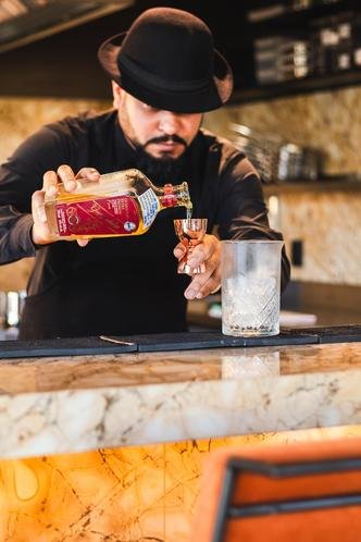 A carta de drinks é assinada pelo mixologista Cassin Batista(foto: Vitor Adalberto/Divulgação) A carta de drinks é assinada pelo mixologista Cassin Batista(foto: Vitor Adalberto/Divulgação)