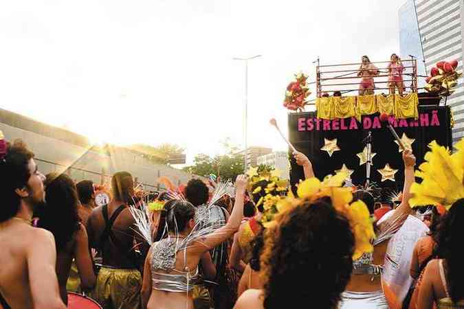 Ento, Brilha!: a concentrao dos folies comea ainda na madrugada de sbado de carnaval(foto: Andr Paiva/Divulgao)
