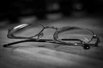 Como mostra o oftalmologista, o uso de culos funciona para corrigir a dificuldade de enxergar, mas no interrompe a evoluo do grau da miopia(foto: Pixabay)