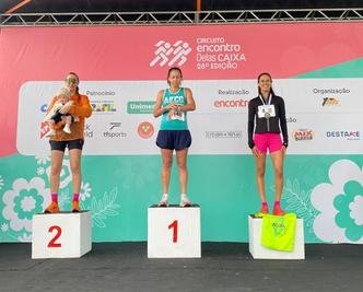 Na prova de 5 km, quem conquistou o primeiro lugar no pódio foi Fidelande Xavier Oliveira que cruzou a linha de chegada com 20min55s. O segundo lugar ficou com Renata Fonseca (22min04s), seguida de perto por Ana Clara Silva Fraga, que completou em 22min11s(foto: Daniela Costa) Na prova de 5 km, quem conquistou o primeiro lugar no pódio foi Fidelande Xavier Oliveira que cruzou a linha de chegada com 20min55s. O segundo lugar ficou com Renata Fonseca (22min04s), seguida de perto por Ana Clara Silva Fraga, que completou em 22min11s(foto: Daniela Costa)