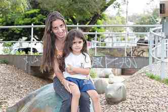 Juliane Roberta Monteiro com a filha Helena: 