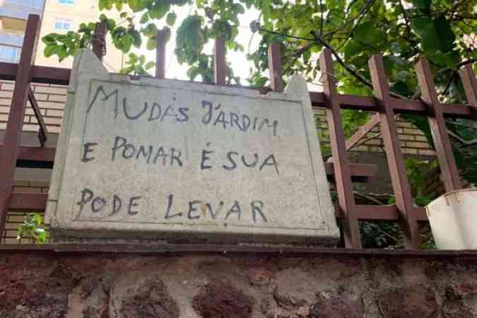 A histórica placa feita pelo Seu Ernani no portão de sua casa, no bairro Anchieta(foto: Arquivo pessoal)