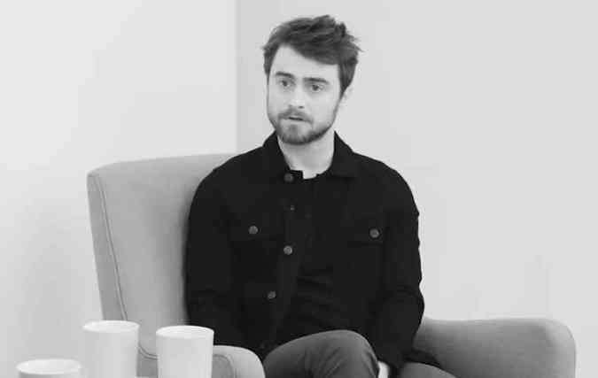 O ator britnico Daniel Radcliffe diz que bebia na juventude porque achava que isso o fazia um 