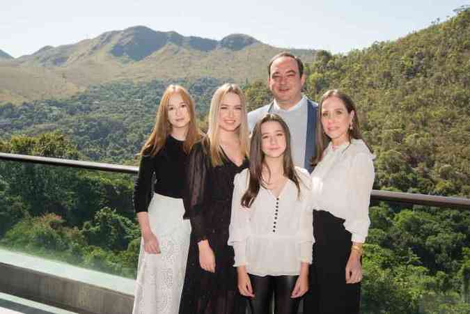 Flávio Roscoe com as filhas Mariana, Carolina e Júlia (da esq. para a dir.) e a mulher, Dine Saliba Nogueira: 