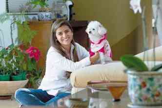 A empresria Carolina Drummond e Meg, poodle toy de 15 anos que tem diabetes e insuficincia renal: 
