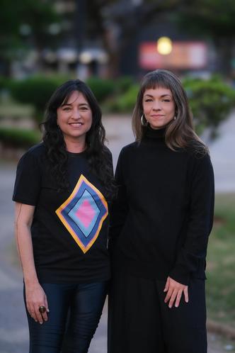 Janana Macruz (esq.) e Priscila Amoni, os nomes por trs do Circuito Urbano de Arte, o CURA, que ultrapassou as fronteiras de BH, chegou a Nova Lima, a Manaus (AM) e quer alar voos maiores (foto: Lucas Bahia/Divulgao)