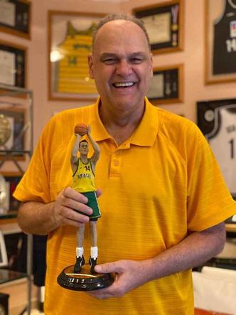 O ex-jogador de basquete Oscar Schimidt com a sua estatueta(foto: Divulgao)
