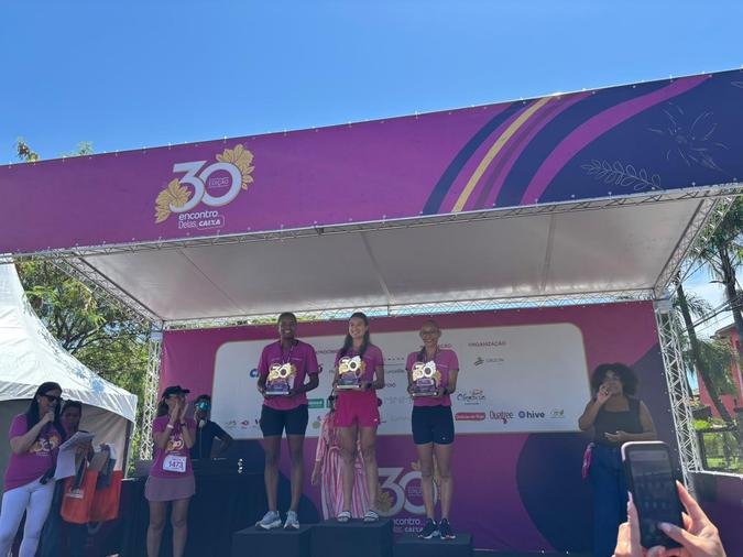 P�dio com as participantes Alice Camargos, Darlene Aparecida e Tatiana Azevedo em terceiro, tr�s primeiras colocadas na prova de 5 km (foto: Alex de Oliveira)