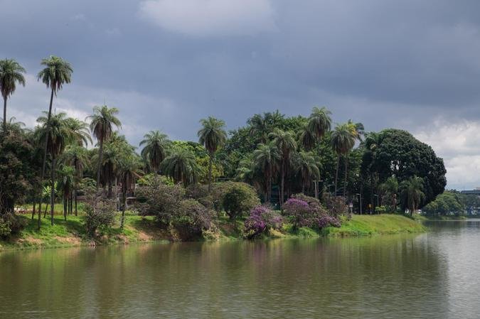 Paisagem cheia de �rvores e colorida por flores, como as quaresmeiras roxas, tamb�m faz da lagoa um cen�rio para ver e se encantar(foto: Paulo Marcio)