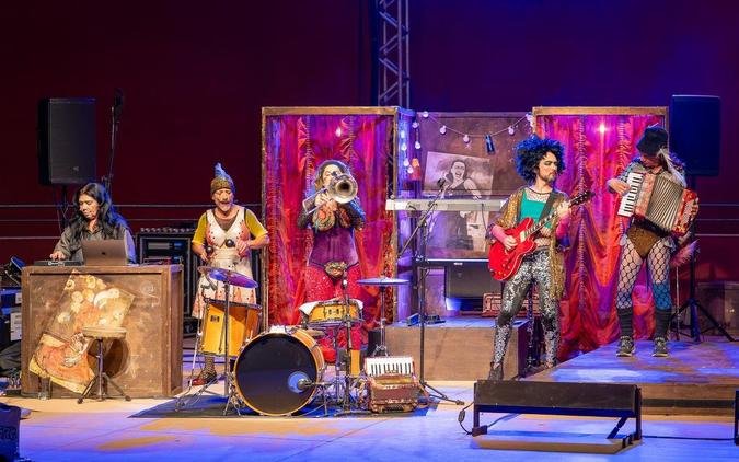 A montagem ocupa espaços alternativos e modifica a relação tradicional entre palco e plateia.(foto: Niely Meireles/Divulgação) A montagem ocupa espaços alternativos e modifica a relação tradicional entre palco e plateia.(foto: Niely Meireles/Divulgação)