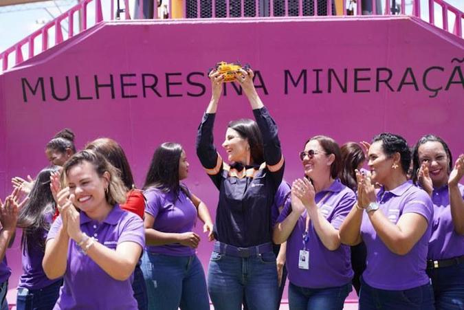 Time feminino que montou um trator de 110 toneladas tendo, ao centro, Ana Sanches: parceria entre Komatsu e Anglo American(foto: Anglo American/Divulgao)