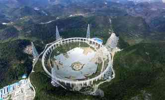 O telescpio FAST, que est sendo montado na China,  composto por 4,4 mil placas de alumnio e tem 500 metros de dimetro(foto: Tecmundo/Reproduo)