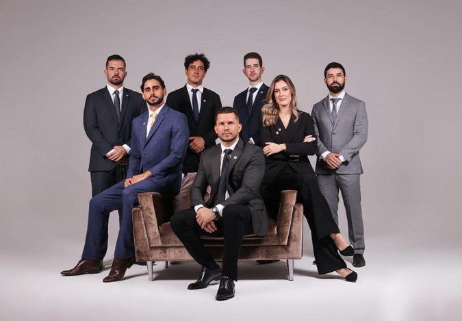 Da esquerda para a direita: Luiz Rocha, Philipe Gutemberg, Pedro Ribeiro, Eduardo Reuter (centro), Leonardo Ramalho, Beatriz Gomes e Pedro Spolaor(foto: Divulga��o)