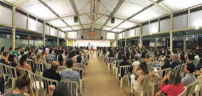 Dia de grupo de orao da dra. Fil, que agora acontece na igreja do Vale do Sereno: o salo provisrio pode receber cerca de 500 pessoas(foto: Parquia Nossa Senhora Rainha/Divulgao)