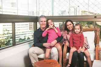 O empresrio Eduardo Vras, a mulher, a advogada Patrcia Campos de Castro, e as filhas, Sofia (com o hamster Pipoca) e Helena, moram em prdio na ltima rua do Belvedere: 