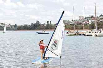Analu de Castro mostra equilbrio e habilidade no windsurf: 