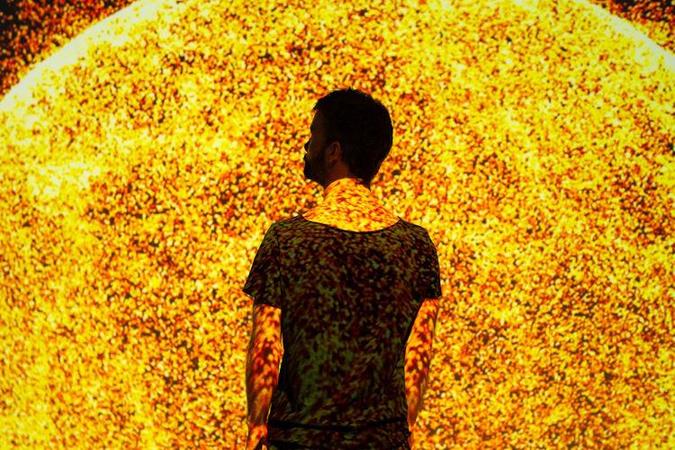 A obra Gênesis integra a exposição 'LUZ ÆTERNA - Ensaio Sobre o Sol', no CCBB BH(foto: AYA Studio/Divulgação) A obra Gênesis integra a exposição 'LUZ ÆTERNA - Ensaio Sobre o Sol', no CCBB BH(foto: AYA Studio/Divulgação)