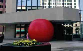 O projeto de arte itinerante RedBall Project foi instalado prximo a uma joalheria, no centro de Toledo, e j passou por outras cidades no mundo(foto: Twitter/RedBallProject/Reproduo)