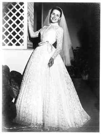 Maria Carmen, irm de Alceu Penna: vestido de noiva assinado pelo irmo famoso(foto: lbum de famlia)