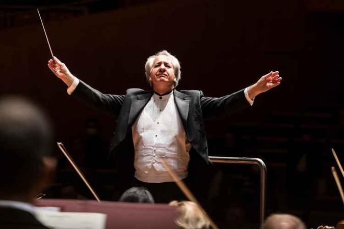 O maestro e diretor artístico da Filarmônica, Fábio Mechetti, fala sobre os 15 anos da orquestra e o sucesso alcançado: O maestro e diretor artístico da Filarmônica, Fábio Mechetti, fala sobre os 15 anos da orquestra e o sucesso alcançado: