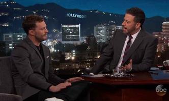 A plateia adorou a revelação feita pelo ator Jamie Dornan ao apresentador Jimmy Kimmel, de que usou enchimento para gravar os filmes da saga Cinquenta Tons de Cinza(foto: YouTube/Jimmy Kimmel Live/Reprodução) A plateia adorou a revelação feita pelo ator Jamie Dornan ao apresentador Jimmy Kimmel, de que usou enchimento para gravar os filmes da saga Cinquenta Tons de Cinza(foto: YouTube/Jimmy Kimmel Live/Reprodução)