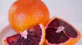 De acordo com a especialista, a laranja vermelha ou moro possui a antocianina C3G, que ajuda a diminuir o acmulo de gordura no corpo(foto: Healthbenefitstimes.com/Reproduo)