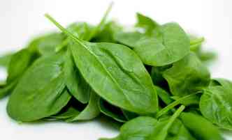 O espinafre  muito rico em nutrientes, especialmente antioxidantes e anti-inflamatrios. Aprenda a fazer uma sopa detox usando essa importante folha verde(foto: Recipes.wikia.com/Reproduo)